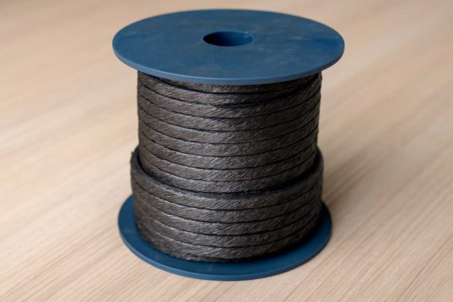 El hilo grafitado sirve para la fabricación de empaques trenzados y cordones grafitados.