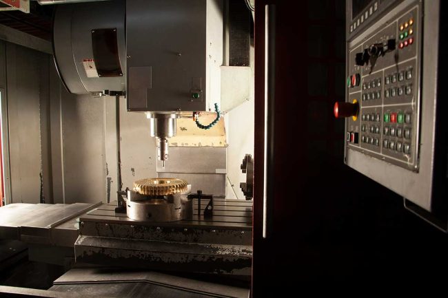 El mecanizado CNC es útil para fabricar piezas con alta precisión y repetitividad.