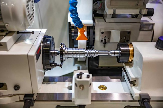 Entre los diferentes tipos de máquinas CNC destaca el Torno CNC para metalurgia, fresadora y corte de metales.