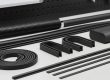 Extruidos especiales de hule sobre una mesa.
