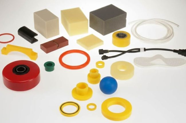 Tipos de poliuretano como recubrimientos, espumas, empaques y mangueras en un fondo blanco.