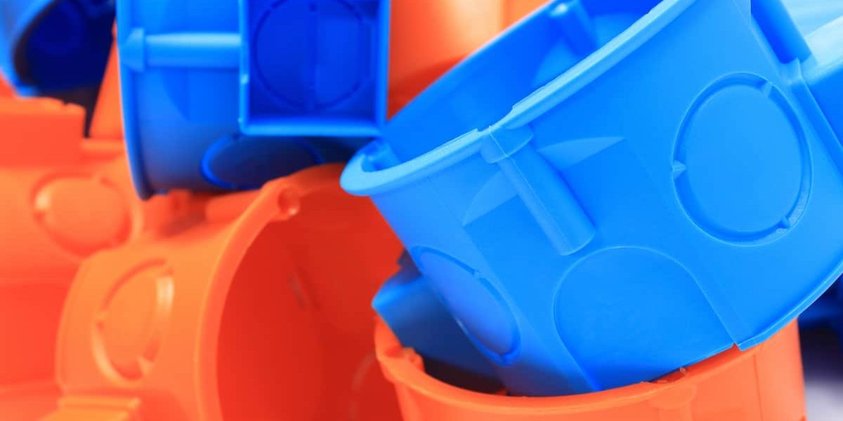 ¿Qué es el poliuretano Piezas de poliuretano de color azul y color naranja amontonadas unas arriba de otras.