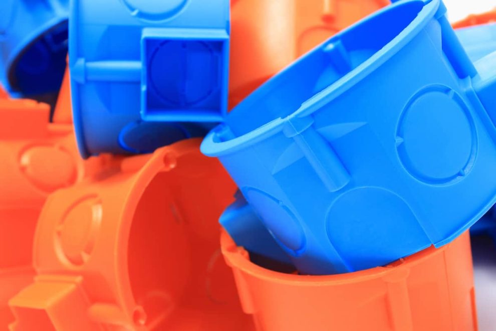 ¿Qué es el poliuretano Piezas de poliuretano de color azul y color naranja amontonadas unas arriba de otras.