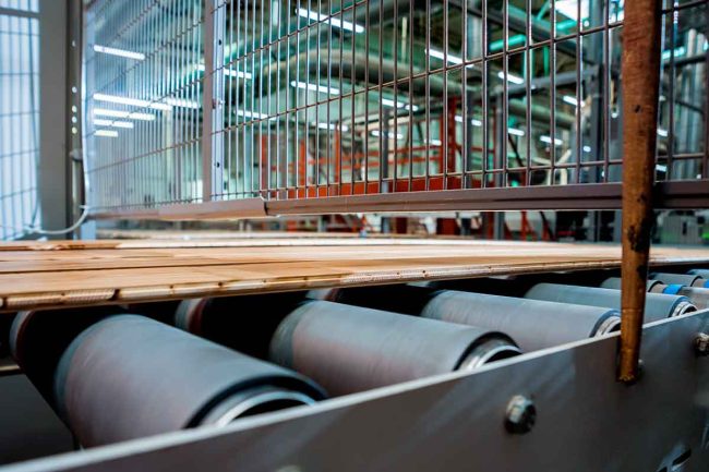 recubrimiento-rodillos-industriales-linea-produccion-fabrica-pisos-madera Recubrimiento de rodillos industriales en una línea de producción de una fábrica de pisos de madera.